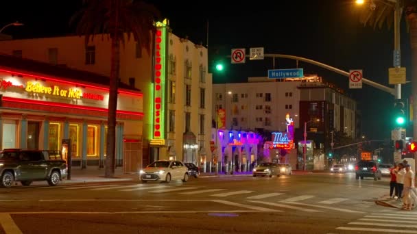 Hollywood Boulevard Είναι Ένα Δημοφιλές Μέρος Βράδυ Los Angeles Ηπα — Αρχείο Βίντεο