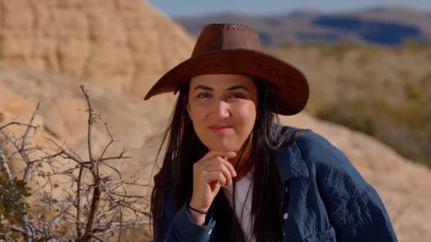 Cowgirl Sitter Klippa Öknen Nevada Fotografi — Stockvideo