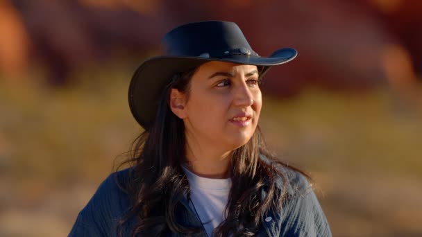 Poartrait Lövés Egy Cowgirl Sivatagban Naplementekor Utazási Fotózás — Stock videók