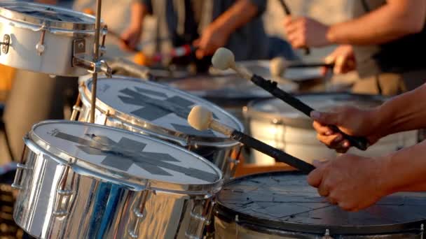 Μουσικοί Στην Παραλία Της Βενετίας Κρουστών Drumming Στο Ηλιοβασίλεμα Έχοντας — Αρχείο Βίντεο