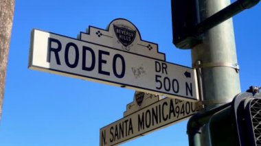 Beverly Hills 'teki Rodeo Drive Caddesi tabelası LOS ANGELES, ABD - 5 Kasım 2023