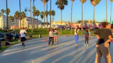 Los Angeles Venedik Plajı 'ndaki kaykay parkı popüler bir yerdir - LOS ANGELES, ABD - 5 Kasım 2023