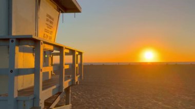 Venice Beach California 'da cankurtaran kulübesi - Gün batımında kurtarma kulübesi - seyahat fotoğrafçılığı