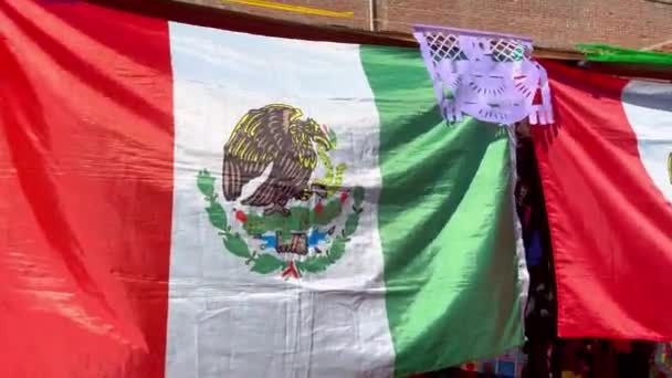 カラフルなメキシコのショップを持つロサンゼルスのオルヴェルストリートのメキシコの旗 アメリカ ノヴェル 2023 — ストック動画