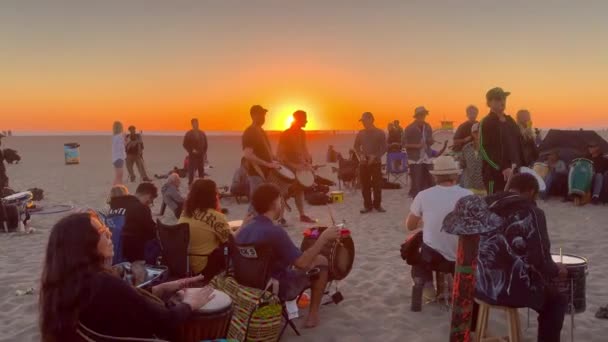 Beach Party Venice Beach Skupinoví Bubeníci Při Západu Slunce Los — Stock video