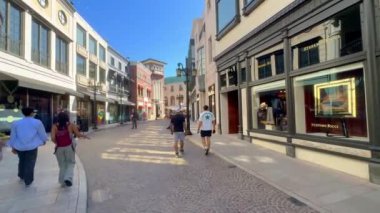 Beverly Hills 'teki Via Rodeo lüks mağazaları - LOS ANGELES, ABD - 5 Kasım 2023