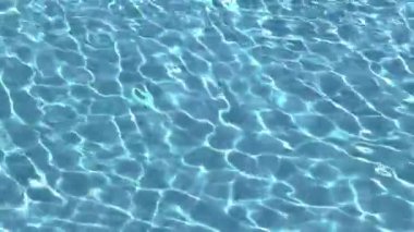 Güneşli bir günde, su yakıcı arka plan - temiz havuz suyu - seyahat fotoğrafçılığı