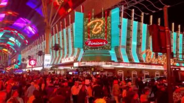 Las Vegas Fremont Caddesi 'nde Cadılar Bayramı Partisi - LAS VEGAS, ABD - 31 Ekim 2023