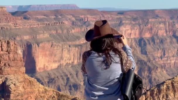 Mladá Žena Ohromena Pohledem Grand Canyon Cestovní Fotografie — Stock video