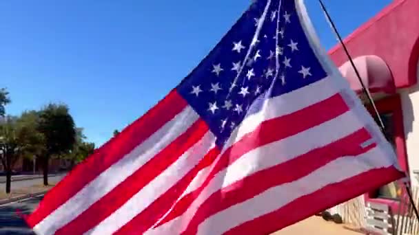 風の中で振る米国旗 星とストライプ 旅行写真 — ストック動画