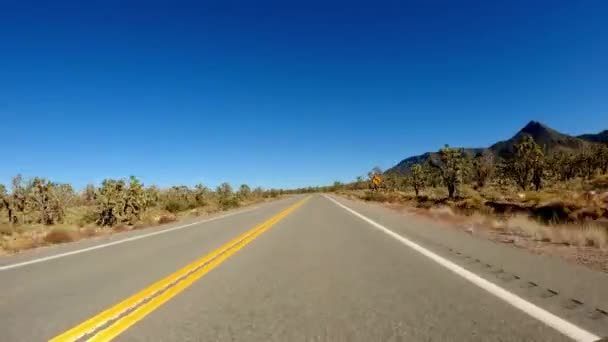 通过内华达州沙漠开车旅行摄影 — 图库视频影像
