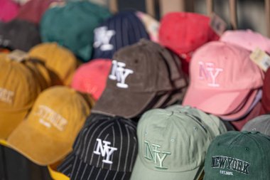 Bir hediyelik eşya sokak satışında NY şapkaları - New York, Birleşik Devletler - 14 Şubat 2023
