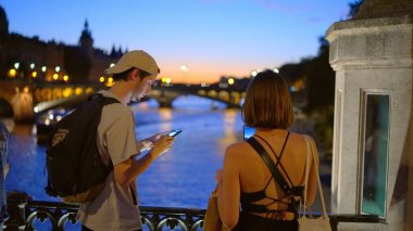 Gece Paris ve River Seine 'in fotoğraflarını çekmek - PARIS, FRANCE - 4 Eylül 2023