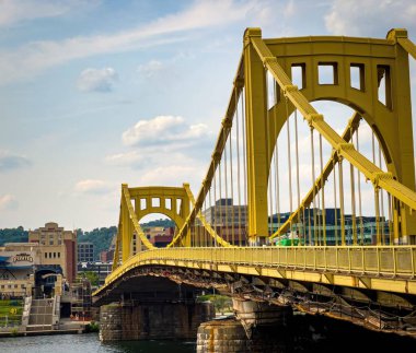 Pittsburgh 'un Sarı Köprüleri - Pittsburgh, ABD - Haziran 05, 2023