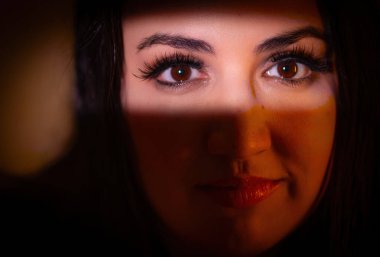 Stüdyoda mankenlik yapan bir Türk kadınının güzel yüzü.