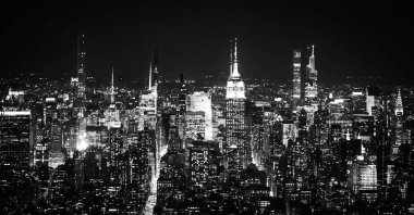 Gece vakti Empire State binası ile Manhattan üzerinde hava manzarası - New York, Birleşik Devletler - 14 Şubat 2023