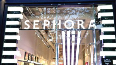 Champs-Elysee Bulvarı 'ndaki Sephora mağazası - PARIS, FRANCE - Eylül 04, 2023