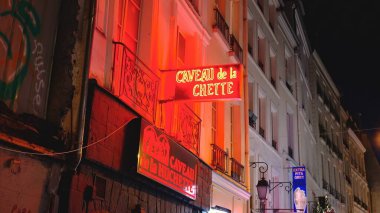 Geceleri Paris 'in Latin mahallesindeki küçük restoranlar - PARIS, FRANCE - 4 Eylül 2023