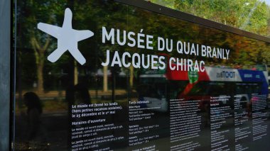 Paris 'teki River Sein' deki Quai Branly Müzesi 'nde Jacques Chirac Müzesi - PARIS, FRANCE - 4 Eylül 2023