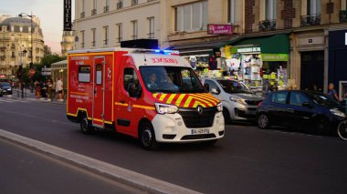 Paris 'te acil bir durumda ambulans arabası - PARIS, FRANCE - 4 Eylül 2023