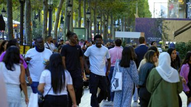 Paris 'teki Champs-Elysee Bulvarı' nda yürüyen büyük bir kalabalık. - Ağır çekim - PARIS, FRANCE - SEPTEMBER 04, 2023