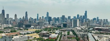 Chicago 'nun gökyüzü manzarası - hava aracı fotoğrafçılığı - ŞİKAGO, ILLINOIS - Haziran 06, 2023