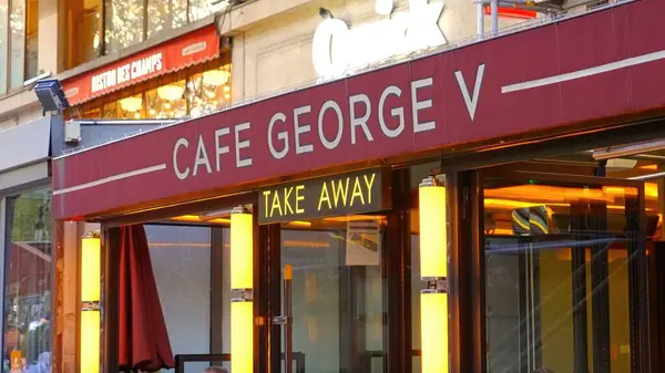 George V. Kafe Champs-Elysee, Paris - PARIS, FRANCE - Eylül 04, 2023