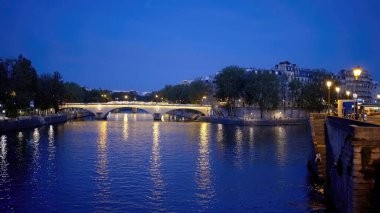 Paris 'teki Seine Nehri üzerindeki köprüler PARIS, FRANCE 4 Eylül 2023