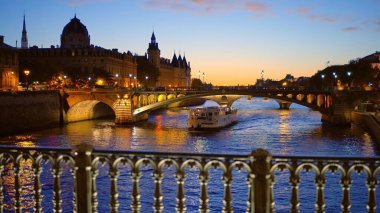 PARIS, FRANCE - 4 EYLÜL 2023 Paris Köprüleri üzerinde akşam manzarası