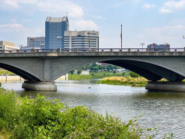 Scioto Nehri ile Battelle Riverfront Parkı - COLUMBUS, ABD - Haziran 05, 2023