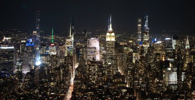 Gece vakti Empire State binası ile Manhattan üzerinde hava manzarası - New York, Birleşik Devletler - 14 Şubat 2023