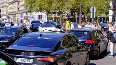 Sokaklarda müşteri bekleyen Paris Taksi Şirketi PARIS, FRANCE 04 Eylül 2023