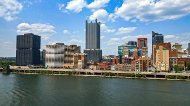 Pittsburgh şehir merkezinde ikonik gökdelenler - hava aracı fotoğrafçılığı - PENNSYLVANIA - Haziran 08, 2023