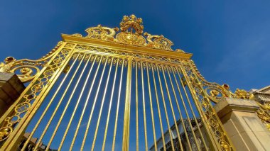 Paris 'teki Versailles Kalesi' nin altın kapıları PARIS, FRANCE - 05 Eylül 2023