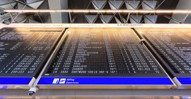 Frankfurt Havaalanı 'ndaki kalkış masası - FRANKFURT, GERMANY ŞEHRİ - 05 Haziran 2023