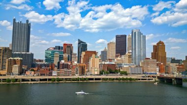 Pittsburgh şehir merkezinde ikonik gökdelenler - hava aracı fotoğrafçılığı - PENNSYLVANIA - Haziran 08, 2023