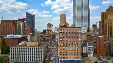 Pittsburgh şehir merkezinden - hava aracı fotoğrafçılığı - PéxsBURGH, PENNSYLVANIA - Haziran 08, 2023