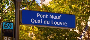 Paris 'teki ünlü Pont Neuf - PARIS, FRANCE - 4 Eylül 2023