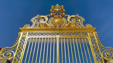 Paris 'teki Versailles Kalesi' nin altın kapıları PARIS, FRANCE - 05 Eylül 2023