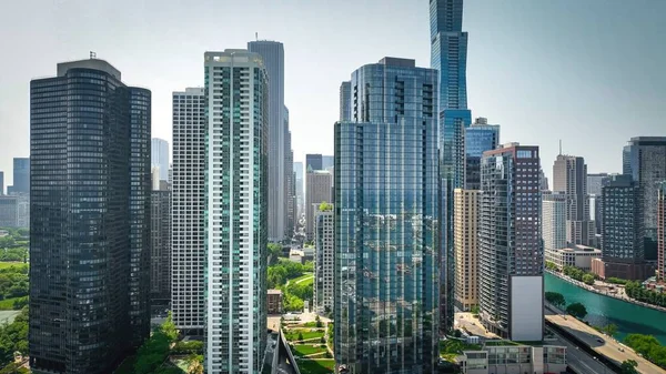 Chicagon Pilvenpiirtäjiä Keskustassa Antenni Drone Valokuvaus Chicago Illinois Kesäkuu 2023 — kuvapankkivalokuva