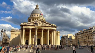 Pantheon otobüs durağı Paris - PARIS, FRANCE - Eylül 05, 2023