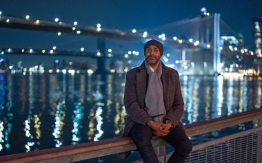 Geceleri Brooklyn Köprüsü 'nde Afro-Amerikan Adam - sokak fotoğrafçılığı