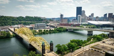 Pittsburgh 'un Sarı Köprüleri - Hava Aracı Fotoğrafçılığı - Pittsburgh, PENNSYLVANIA - Haziran 09, 2023