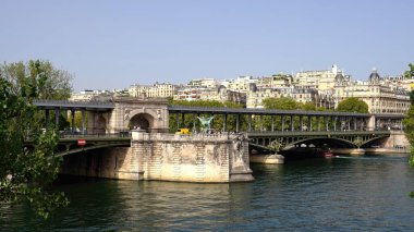 Paris 'teki Seine Nehri üzerindeki ünlü Bir-Hakeim Köprüsü - Paris' te seyahat fotoğrafçılığı