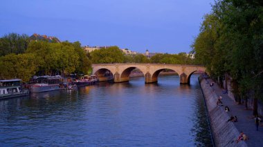 Akşamları Paris ve Seine Nehri 'nin güzel şehri PARIS, FRANCE 4 Eylül 2023