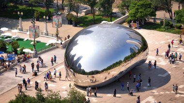 Millennium Park Chicago Bulut Kapısı - Hava Aracı Fotoğrafçılığı - Chicago, ILLINOIS - Haziran 06, 2023