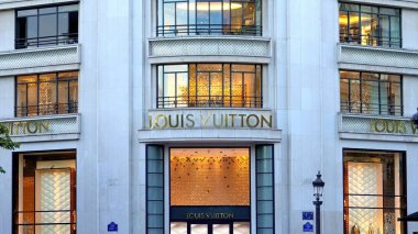 Paris 'te Champs-Elysee Caddesi' ndeki Louis Vuitton mağazası - PARIS, FRANCE - SEPTEMBER 04, 2023