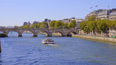 Paris 'teki Pont Neuf üzerinde manzaralı Seine Nehri - PARIS, FRANCE - Eylül 04, 2023