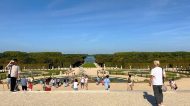 Paris 'teki Versailles Şatosu' ndaki güzel bahçeler PARIS, FRANCE 05 Eylül 2023
