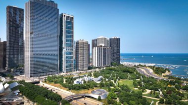 Chicago şehir merkezindeki gökdelenlerin tipik görüntüsü - hava aracı fotoğrafçılığı - Chicago, ILLINOIS - Haziran 06, 2023